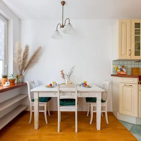 Daire Cozy, Bright, Comfy Studio Next To The Old Town. *