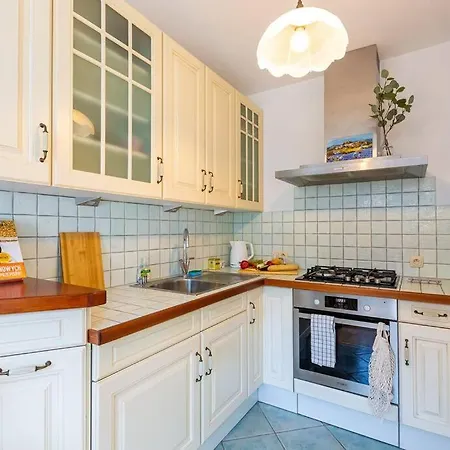 Daire Cozy, Bright, Comfy Studio Next To The Old Town.